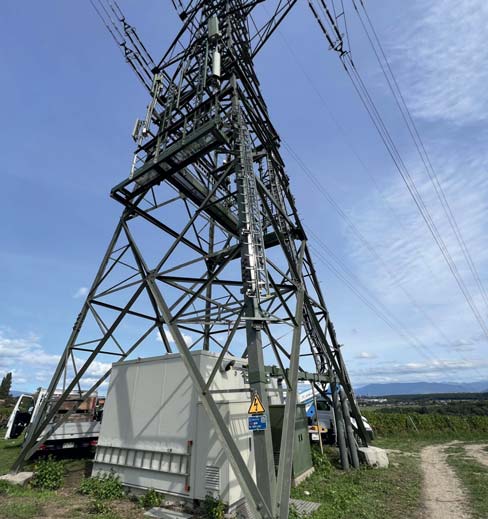 Technicien Erteco sur pylône haute tension télécom